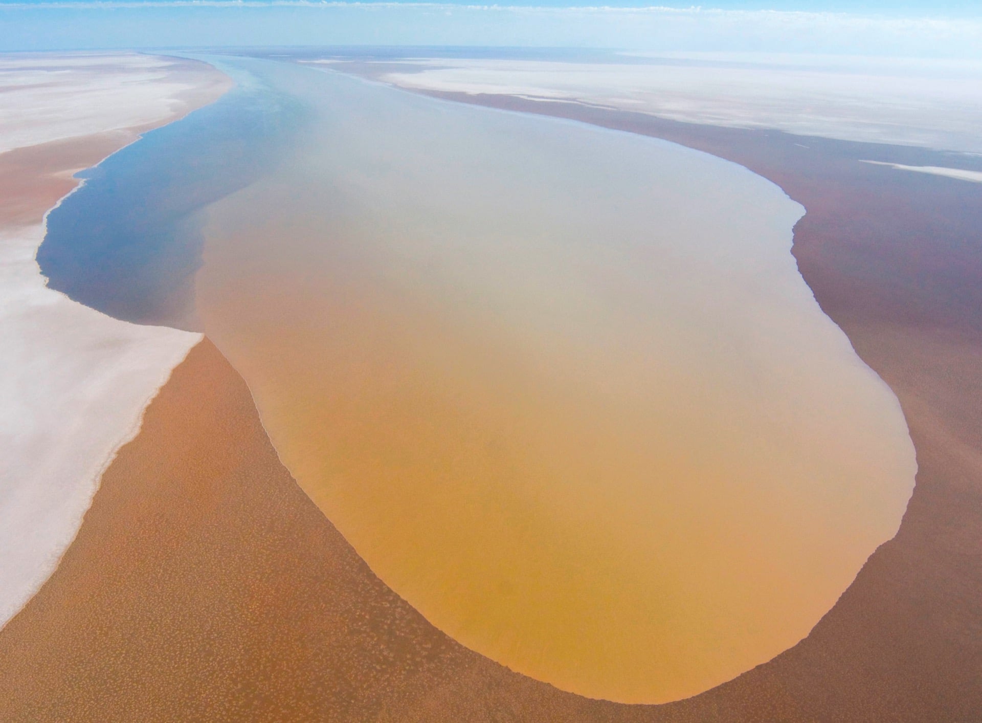Floodwaters-making-their-way-down-Lake-Eyre