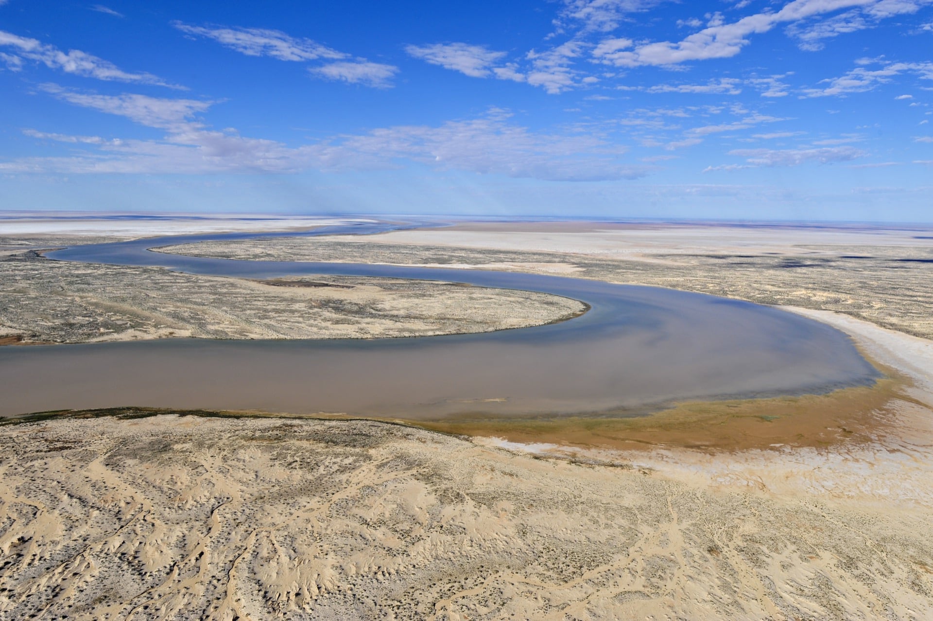 Waters-entering-the-top-of-Lake-Eyre